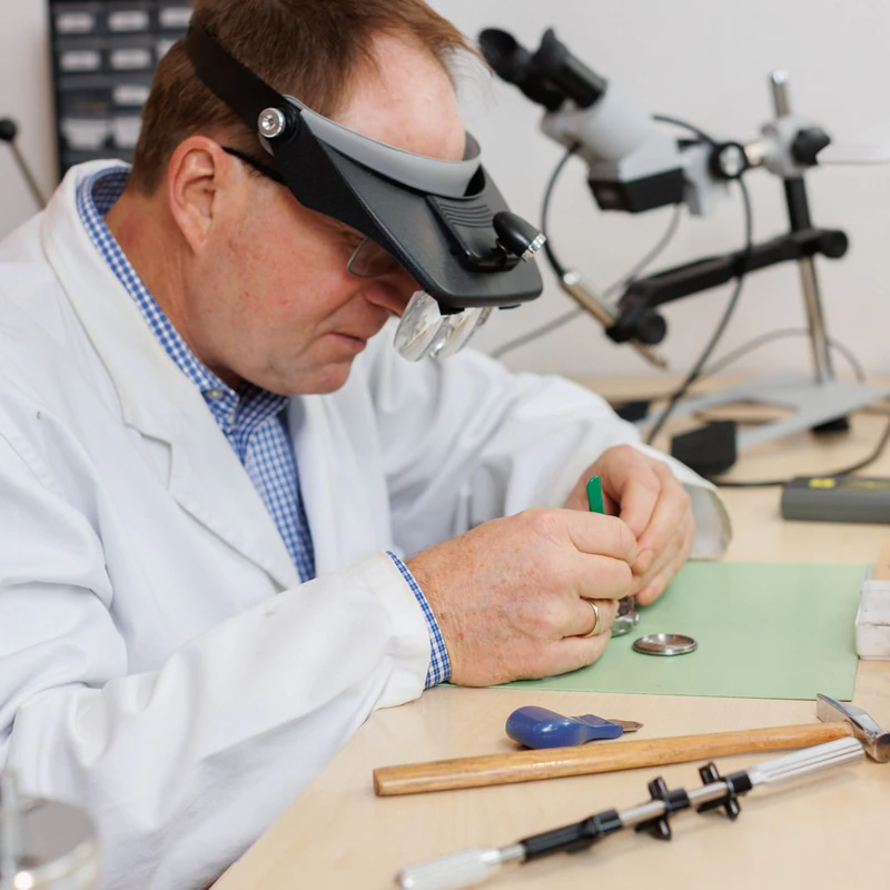 Batteriewechsel bei einer Armbanduhr